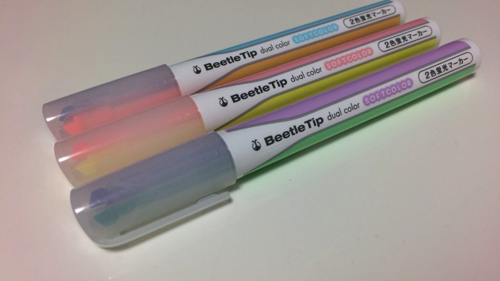 １本で２色を味わえる蛍光ペン「ビートルティップ デュアルカラー」のソフトカラーが優しい色合い |