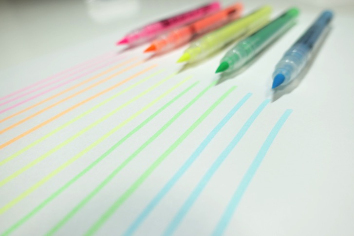 筆ペンタイプの蛍光ペン「ブラッシュハイライト」はサッと線を引ける！ |